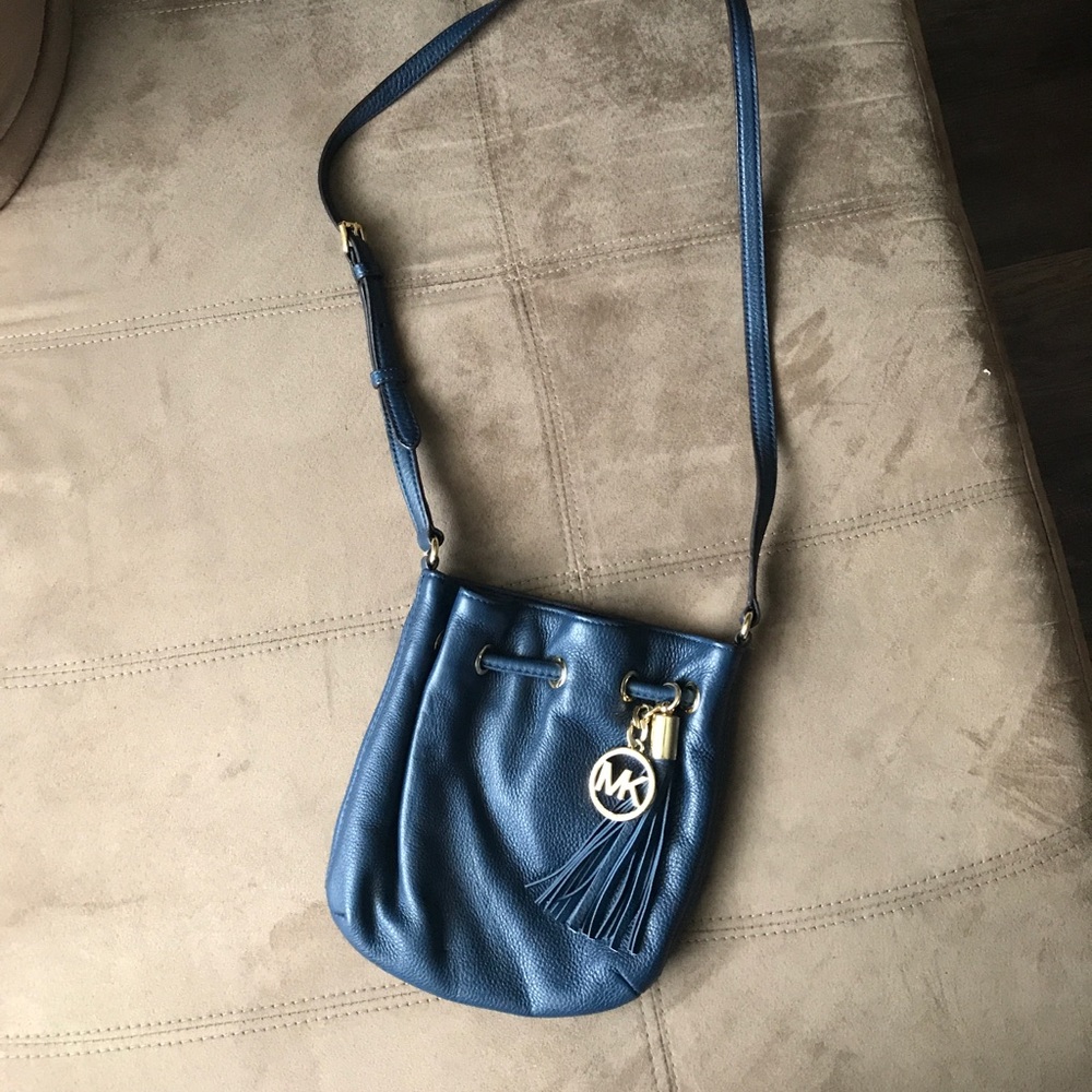 Michael Kors crossbody bucket bag